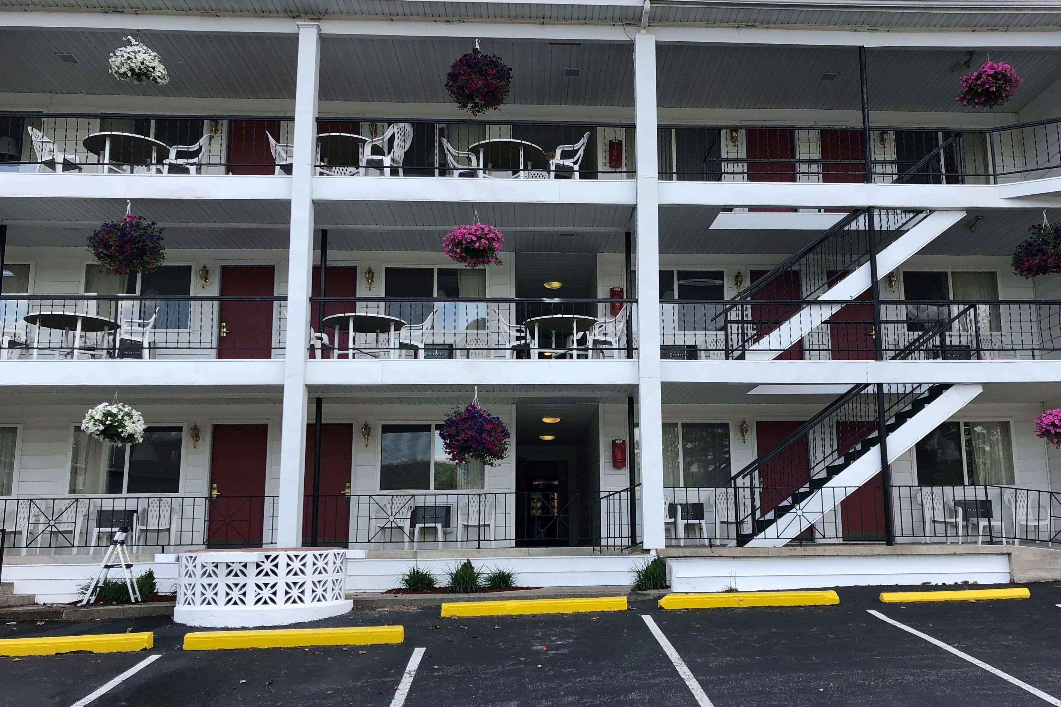 Baymont By Wyndham Lake George Exterior foto